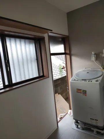 洗面所の窓まわり