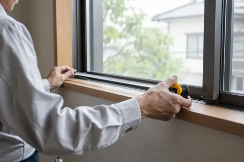 窓を採寸する説明用イメージ