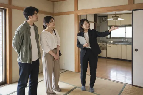 中古住宅の室内を見学するイメージ